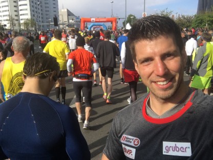 Der Rodel Star Bernd Neurauter bei seinen letzten Laufvorbereitungen kurz vor dem Start zum Marathon