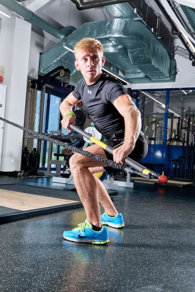Florian Glatzl aus Österreich-Tirol. Ein Spitzensportler im Rennrodeln auf Naturbahn trainiert mit dem TRX Rip-Trainer
