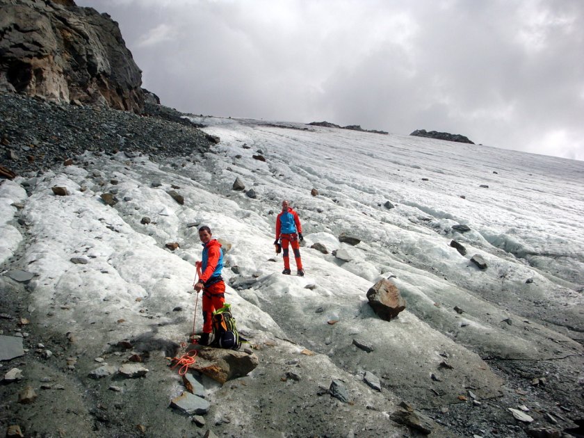 Die Gletscherausrüstung wird am Fuße des Alphubelgletschers wieder im Rucksack verstaut.